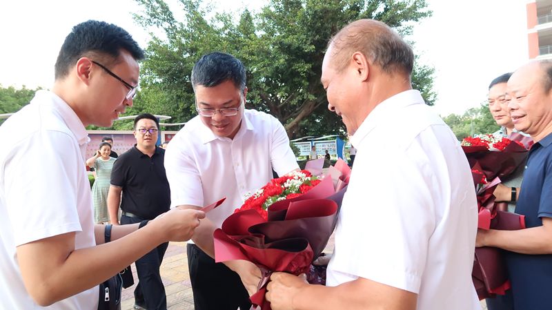 感谢市委、市政府、市教育局领导教师节送温暖