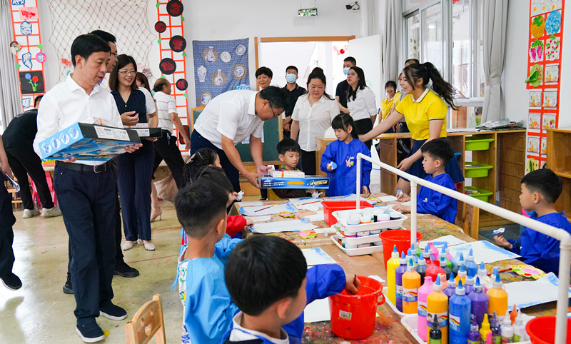 雨露滋润催百花 盛世育才无须鞭｜叶仁佑书记、吴永忠市长等市党政领导深入福州市书生实验幼儿园开展“六一”走访慰问‍活动